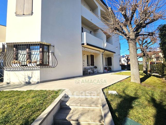 Casa bi/trifamiliare in residenziale in Piazza Martiri Partigiani 88