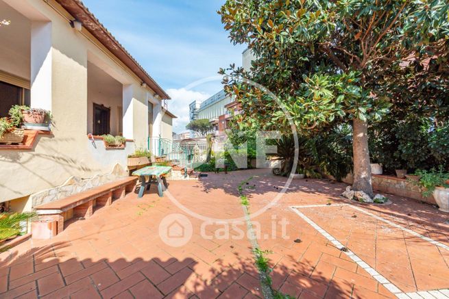 Villa in residenziale in Via Spoleto 15