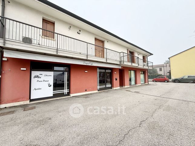 Negozio/locale commerciale in commerciale in Vicolo Pascoli