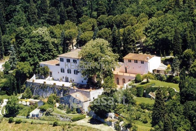 Villa in residenziale in Via Montefiano