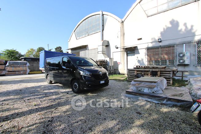 Capannone in commerciale in Via Leningrado 6
