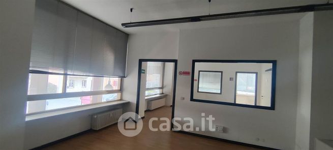 Ufficio in commerciale in 