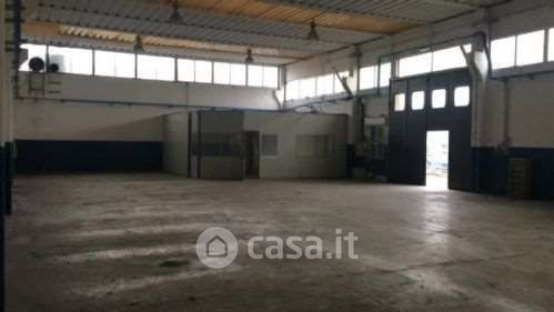 Capannone in commerciale in 