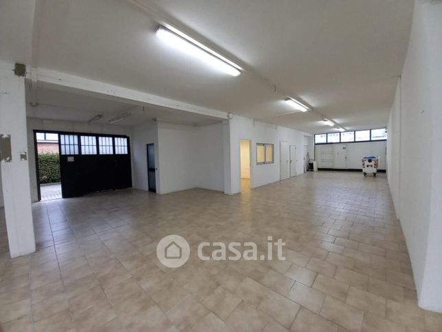 Capannone in commerciale in Via Leopoldo Giuntini