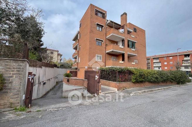 Box/posto auto in residenziale in Via Orlando Guardati 26