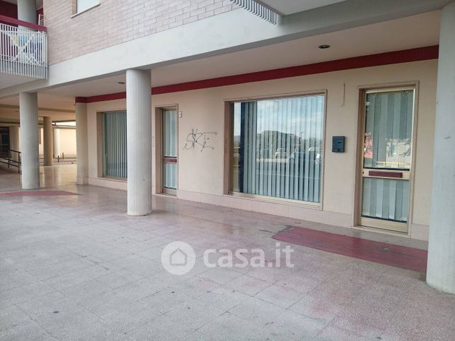 Attività/licenza (con o senza mura) in commerciale in Piazza Molise