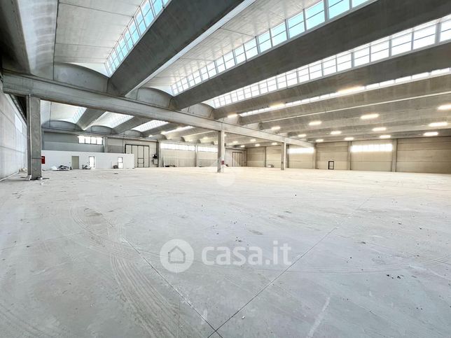 Capannone in commerciale in Via Andrea Palladio 47