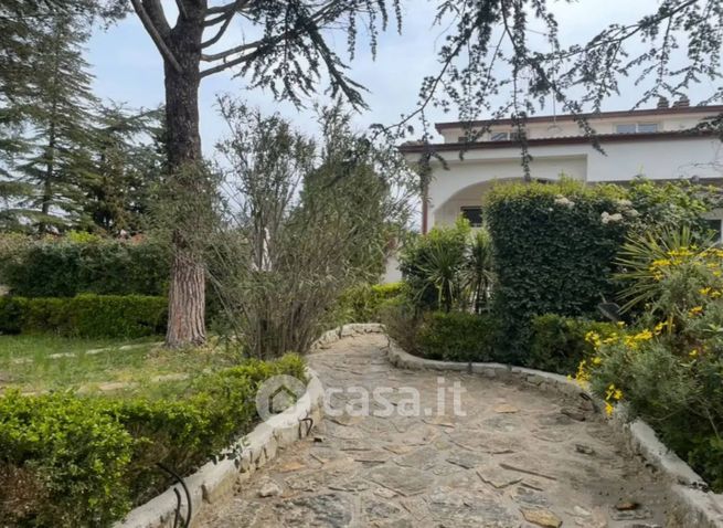 Villa in residenziale in Contrada Lagogemolo