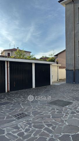 Box/posto auto in residenziale in Vicolo F. Corridoni 15