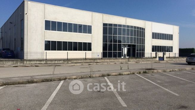 Capannone in commerciale in 