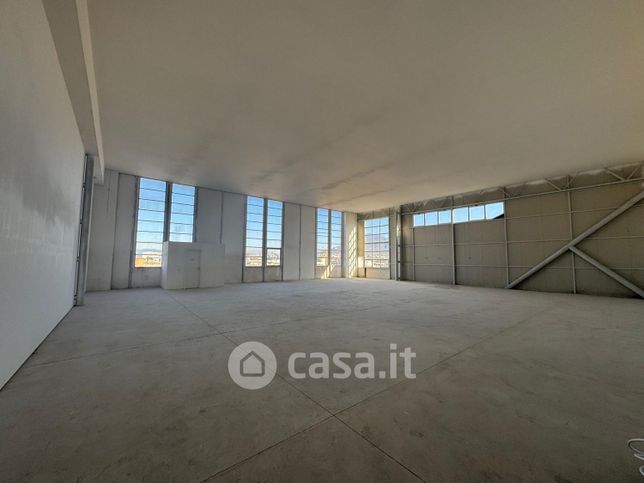 Capannone in commerciale in Via Ferrante Imparato