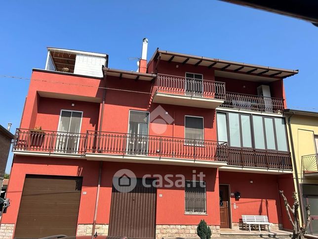 Casa bi/trifamiliare in residenziale in Via Caprara Bassa 12