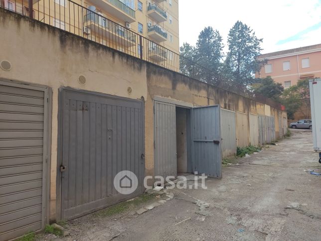 Box/posto auto in residenziale in Viale della Regione 204