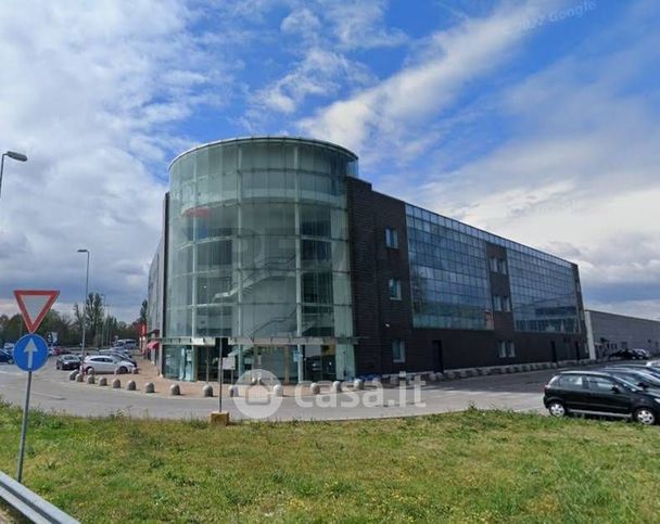 Ufficio in commerciale in Via Renzo Zanellini 15