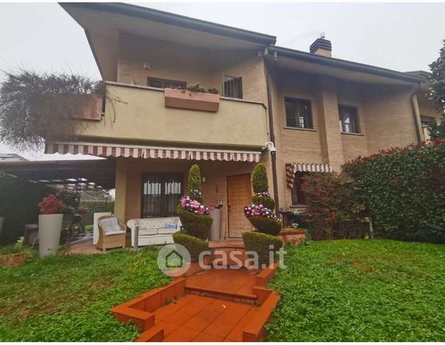 Casa bi/trifamiliare in residenziale in Via Maria Callas 7