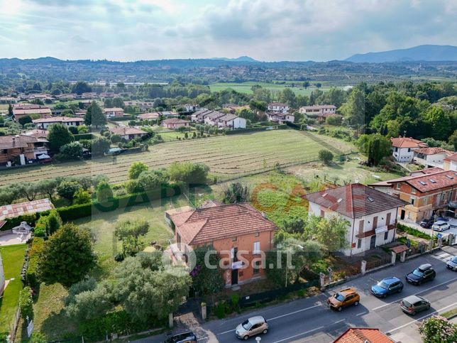 Casa bi/trifamiliare in residenziale in