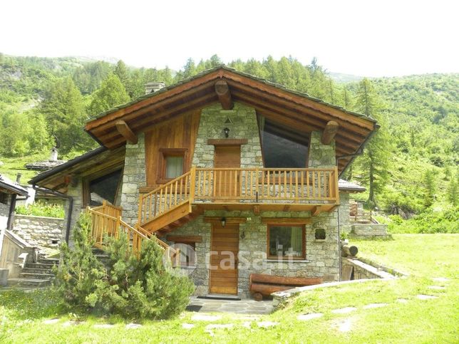 Villa in residenziale in Frazione Meyentset 9