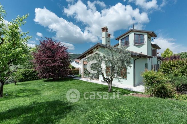 Casa bi/trifamiliare in residenziale in 