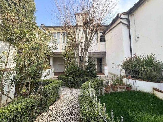 Casa bi/trifamiliare in residenziale in Via Tiberina Nord