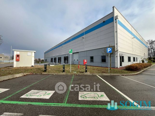 Capannone in commerciale in 