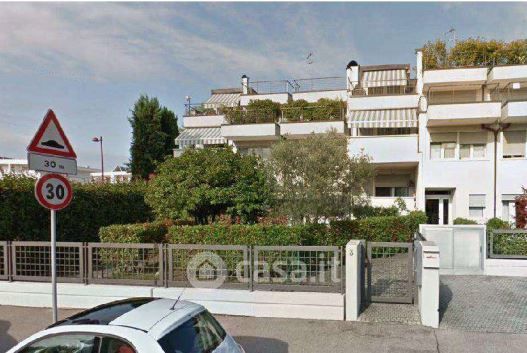 Casa indipendente in residenziale in Via Europa 1