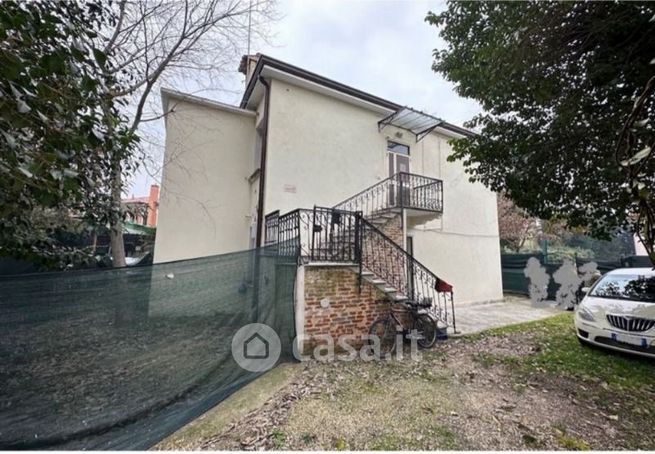 Casa bi/trifamiliare in residenziale in Via Enrico Cosenz 8