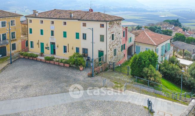Attivitã /licenza (con o senza mura) in commerciale in Piazzetta del Popolo 2