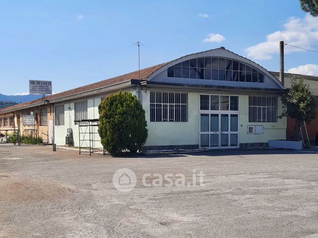 Capannone in commerciale in 