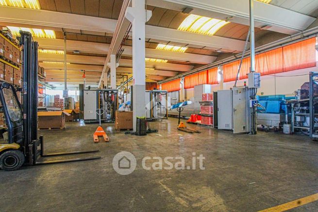 Capannone in commerciale in Via Cerese