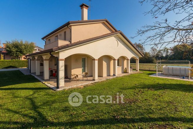 Villa in residenziale in Via Alessandro Volta 67