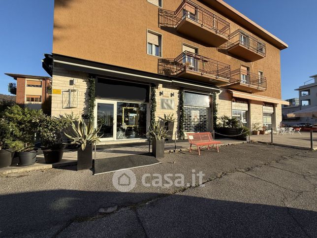 Negozio/locale commerciale in commerciale in Via Giulio Uberti 2
