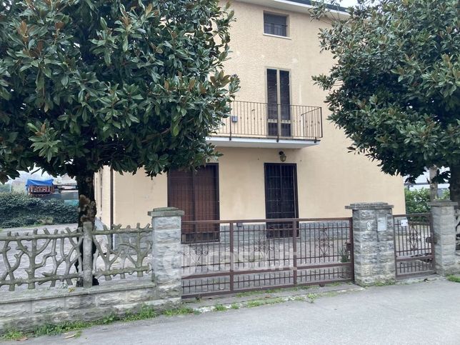 Casa bi/trifamiliare in residenziale in 