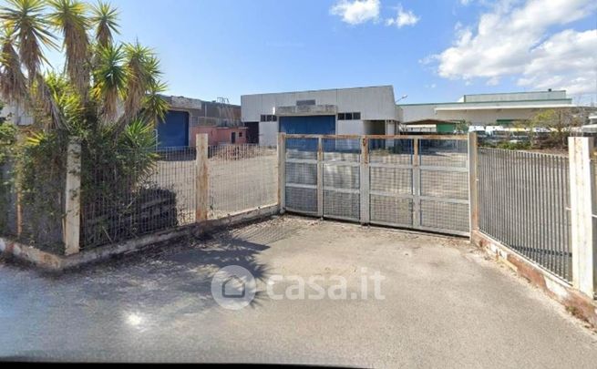 Capannone in commerciale in 