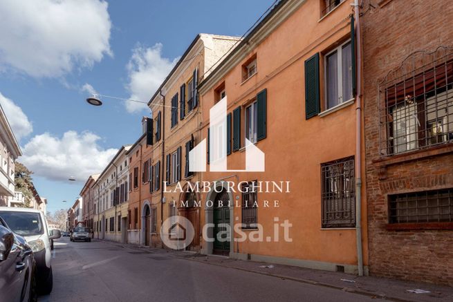 Casa indipendente in residenziale in Via Palestro