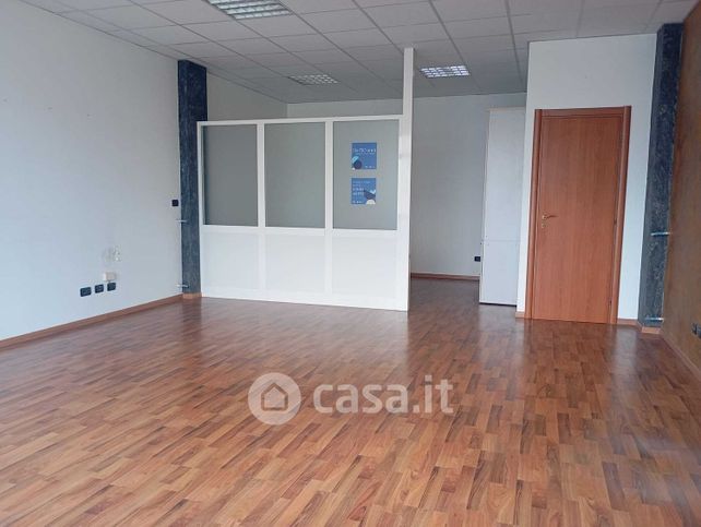 Ufficio in commerciale in Via della Pace 42