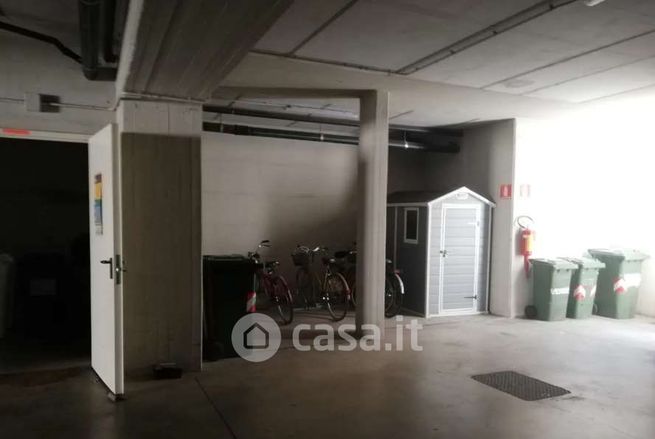 Garage/posto auto in residenziale in Piazza Veladini 4