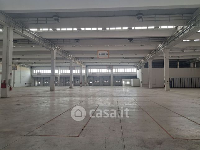 Capannone in commerciale in 