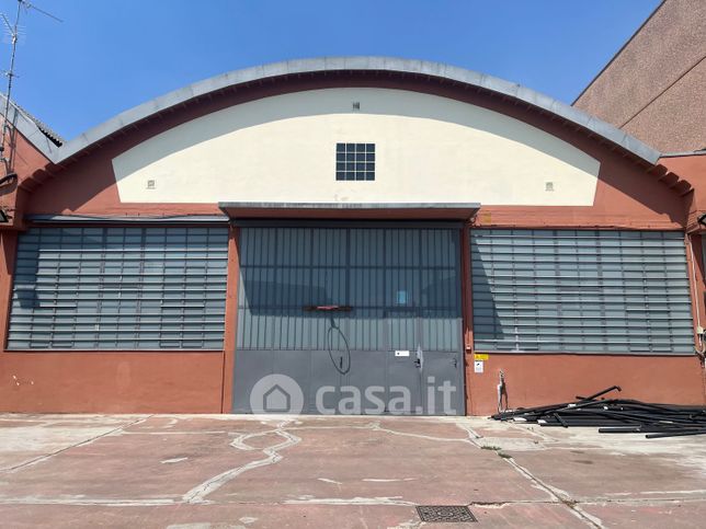 Capannone in commerciale in Via Mario Greppi 16