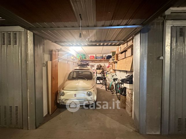 Box/posto auto in residenziale in Via Adriatico 1