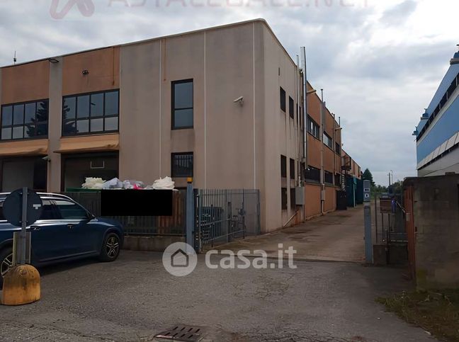 Capannone in commerciale in Via San Fiorano 66