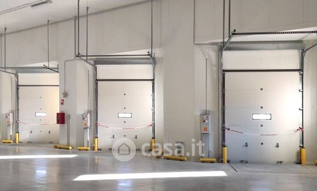 Capannone in commerciale in Via dei Trebbi