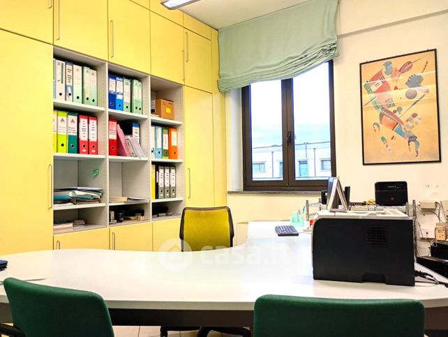 Ufficio in commerciale in Via A. Manzoni 120