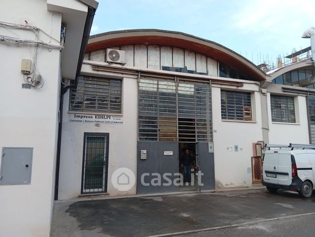 Capannone in commerciale in Via del Triumvirato