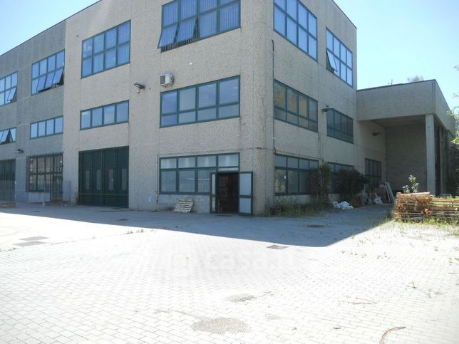 Capannone in commerciale in Via Merendi 40