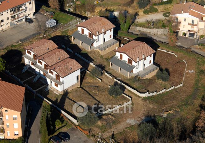 Casa bi/trifamiliare in residenziale in Via dei platani 27