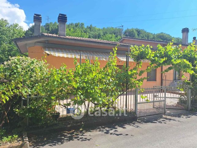 Casa bi/trifamiliare in residenziale in 