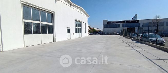 Capannone in commerciale in Via Ippolito Nievo 7