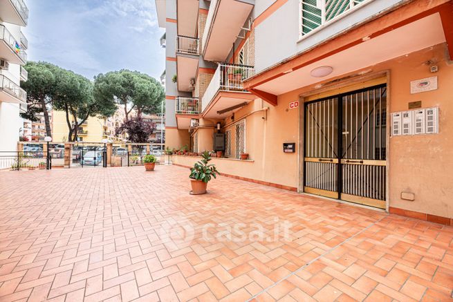 Attivitã /licenza (con o senza mura) in commerciale in Viale delle Gardenie 35