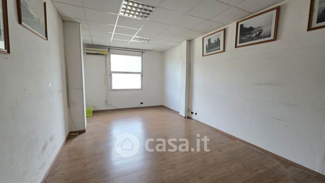 Ufficio in commerciale in 