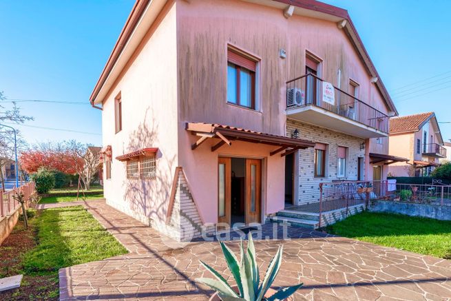 Casa bi/trifamiliare in residenziale in Via Terza 24